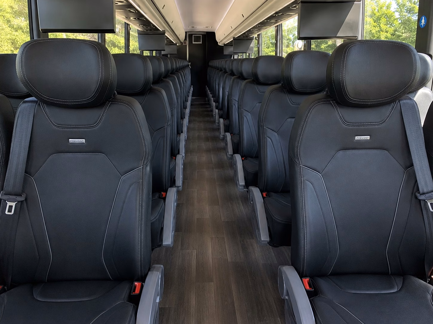 lambeau field game day bus rentals in green bay
